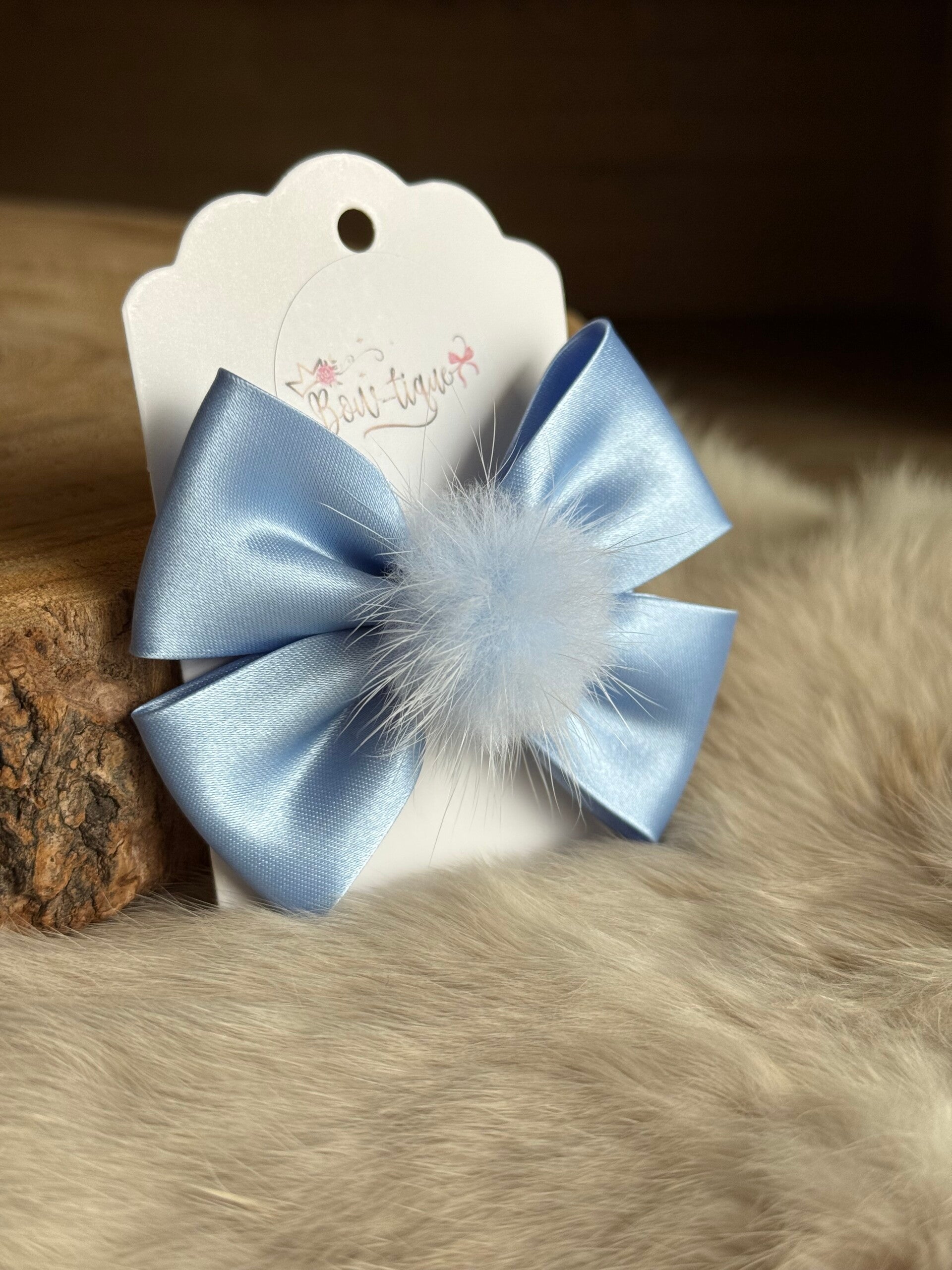 Strik satijn met pomponnetje Powder blue