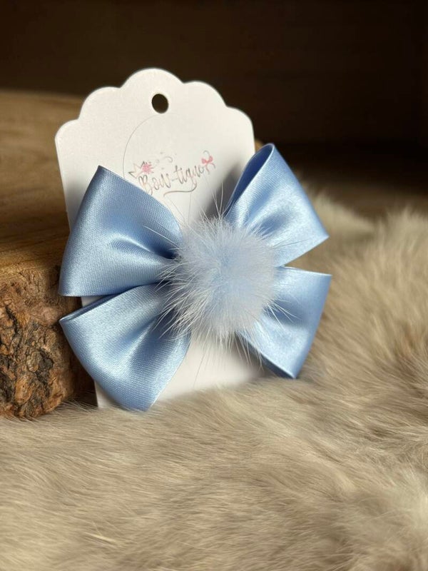 Strik satijn met pomponnetje Powder blue