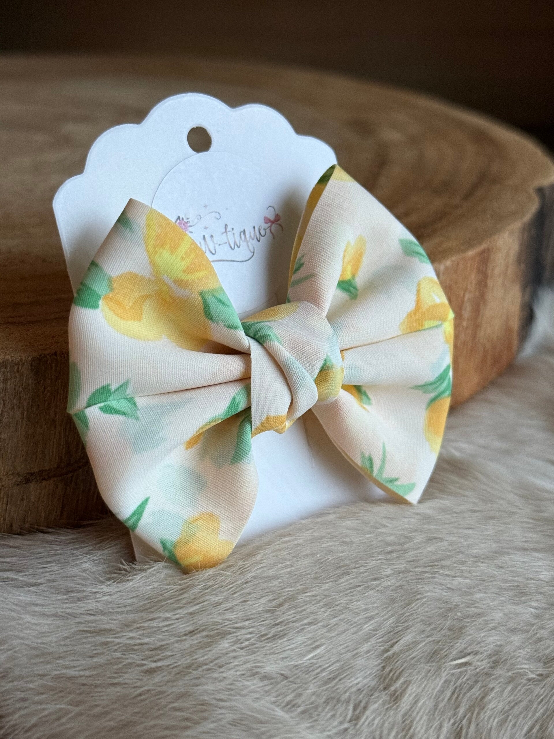 Gebloemde strik Romèe Geel