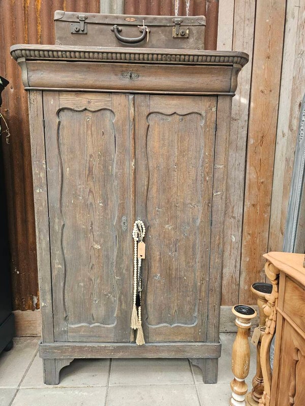 Antieke Biedermeier kast van grenenhout – karaktervol en stijlvol!