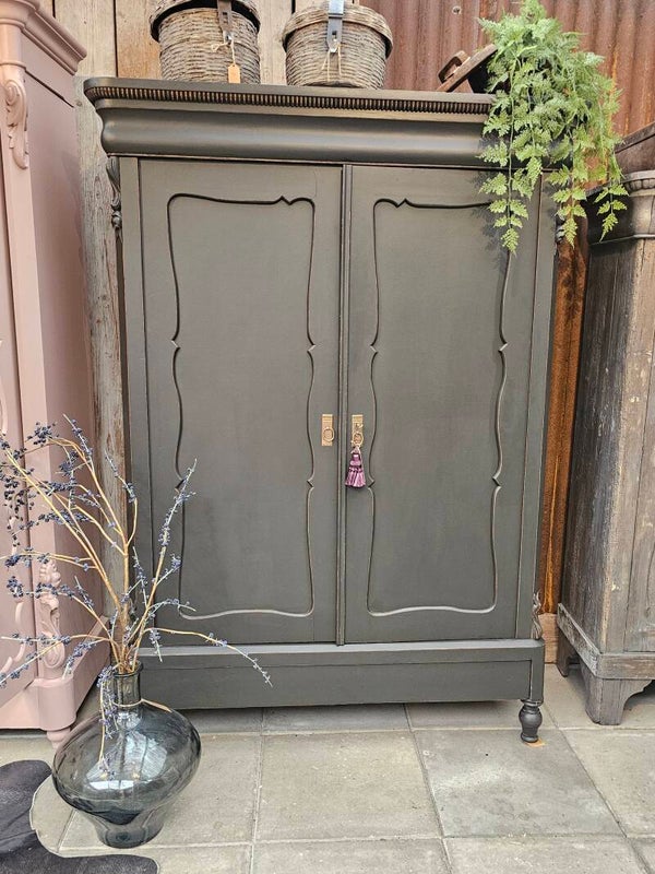 Te koop: unieke Biedermeier kast met moderne twist! 🖤