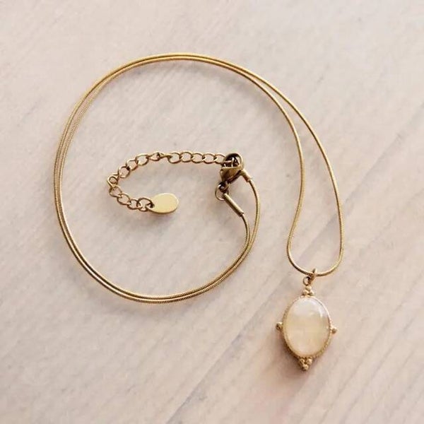 Fijne ketting met ovale roze steen