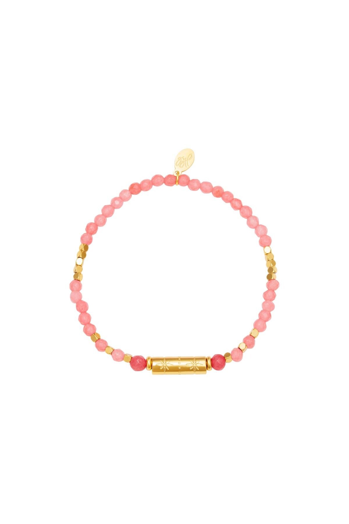 Kralenarmband met gouden hanger en roze natuursteentjes