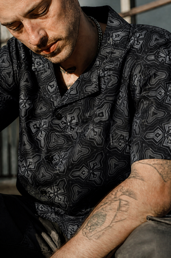 TRΔNSMISSIØN_008 BVTTON UP T SHIRT