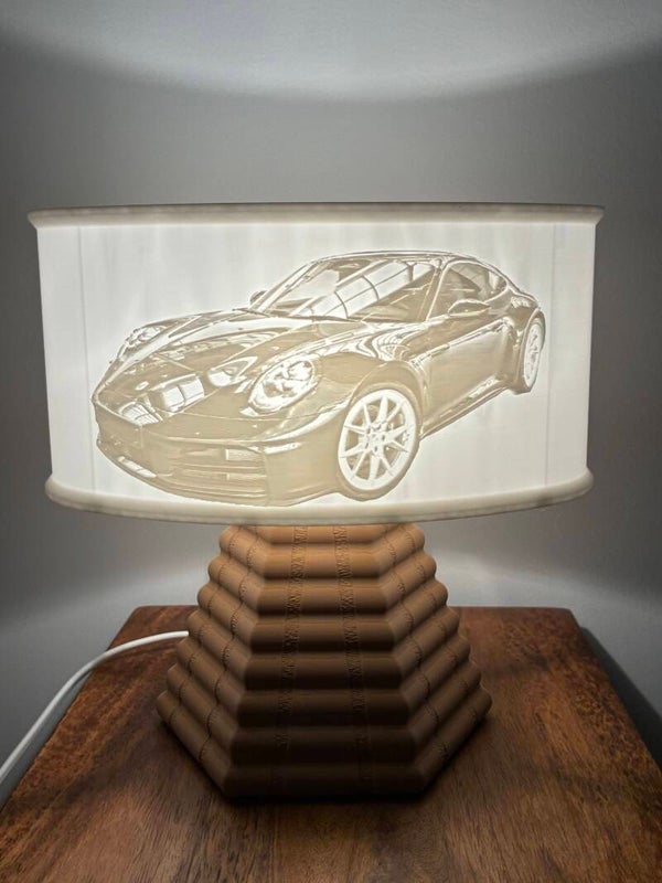 Nachttischlampe mit personalisiertem Lampenschirm