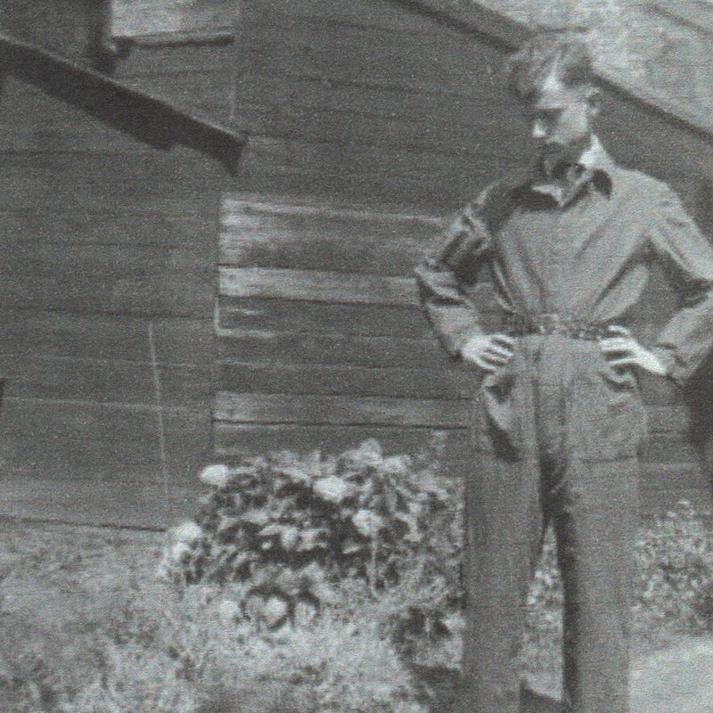 1942-1943-Vreeswijk-Verzetsman Bas Schouten voor schuurtje met verborgen wapens-Archief Rina Copier vanden End.jpg
