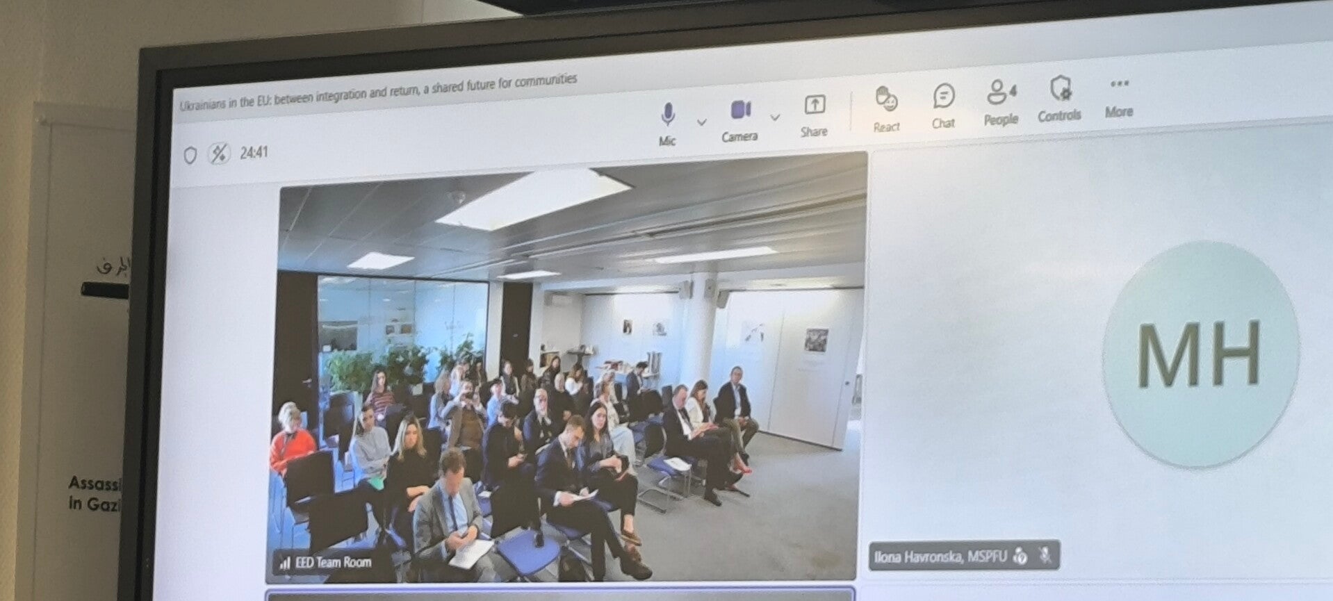Écran de la rencontre hybride montrant la salle et les participants à distance, le 14 octobre 2026