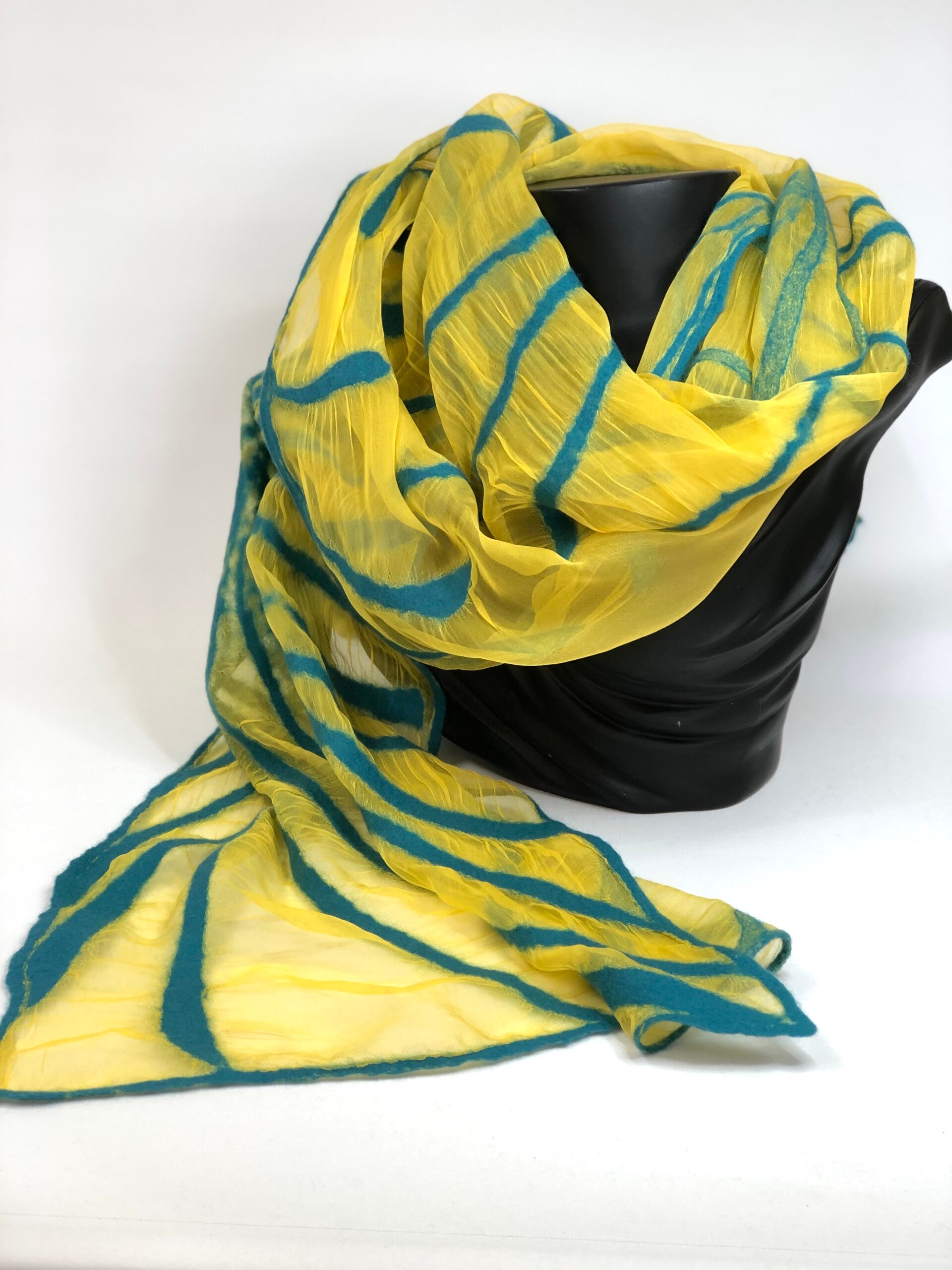 Handgevilte sjaal, gele zijdechiffon met groene lijnenspel