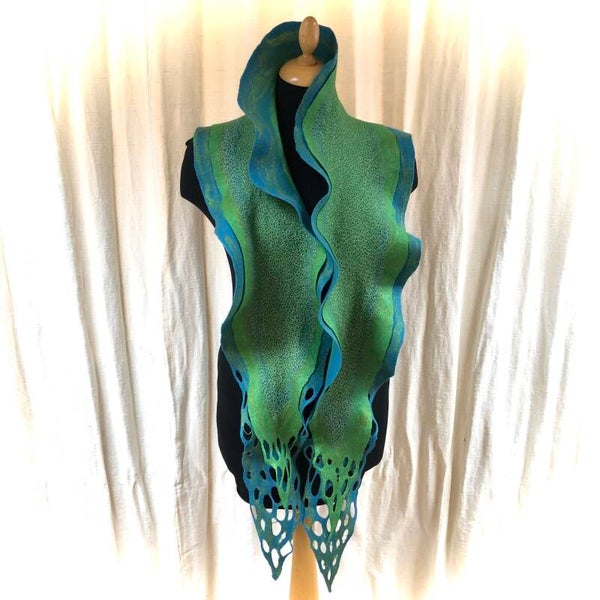 Weelderige handgemaakte halswarmer van merinoswol, zijdevezels en chiffonzijde in harmonieuze blauwe en groene tinten