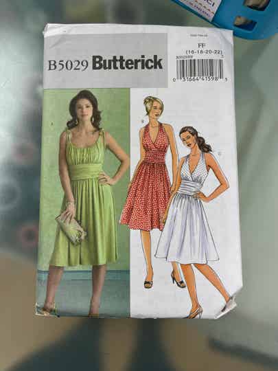 Butterick B5029 (16-22) 42 t/m 48 Mouwloze jurk met variaties