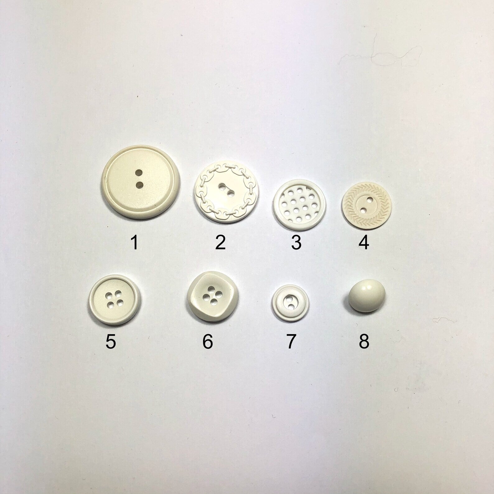 Witte plastic knopen