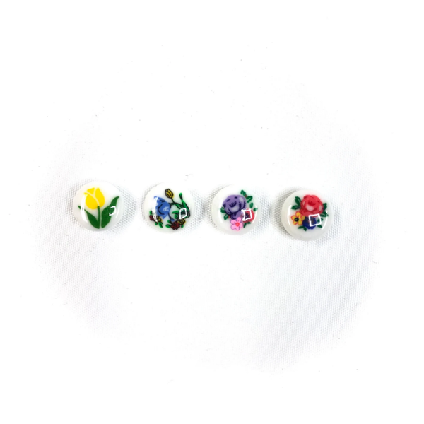 Kleine witte knopen met handgeschilderde bloemen