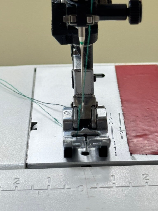 Naald en naaivoetje van een naaimachine
