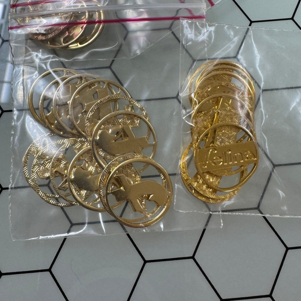 Goudkleurige lingerie hangertjes – decoratief – 10 stuks