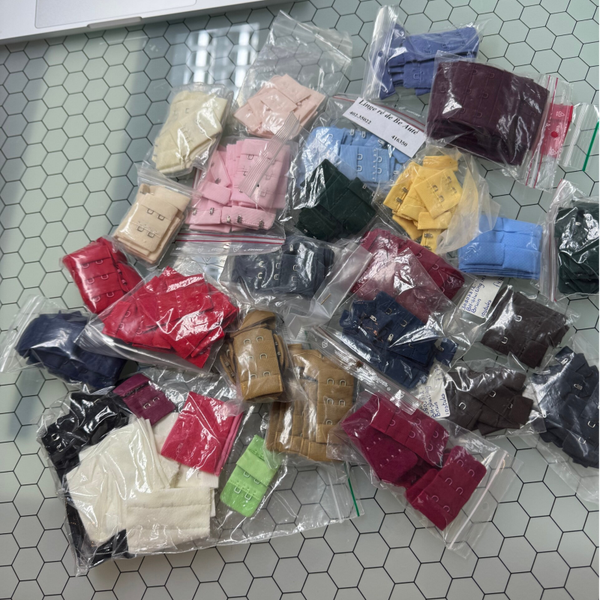 BH-sluitingen assorti – ca. 240 stuks – 1, 2 en 3 haaks – bulk
