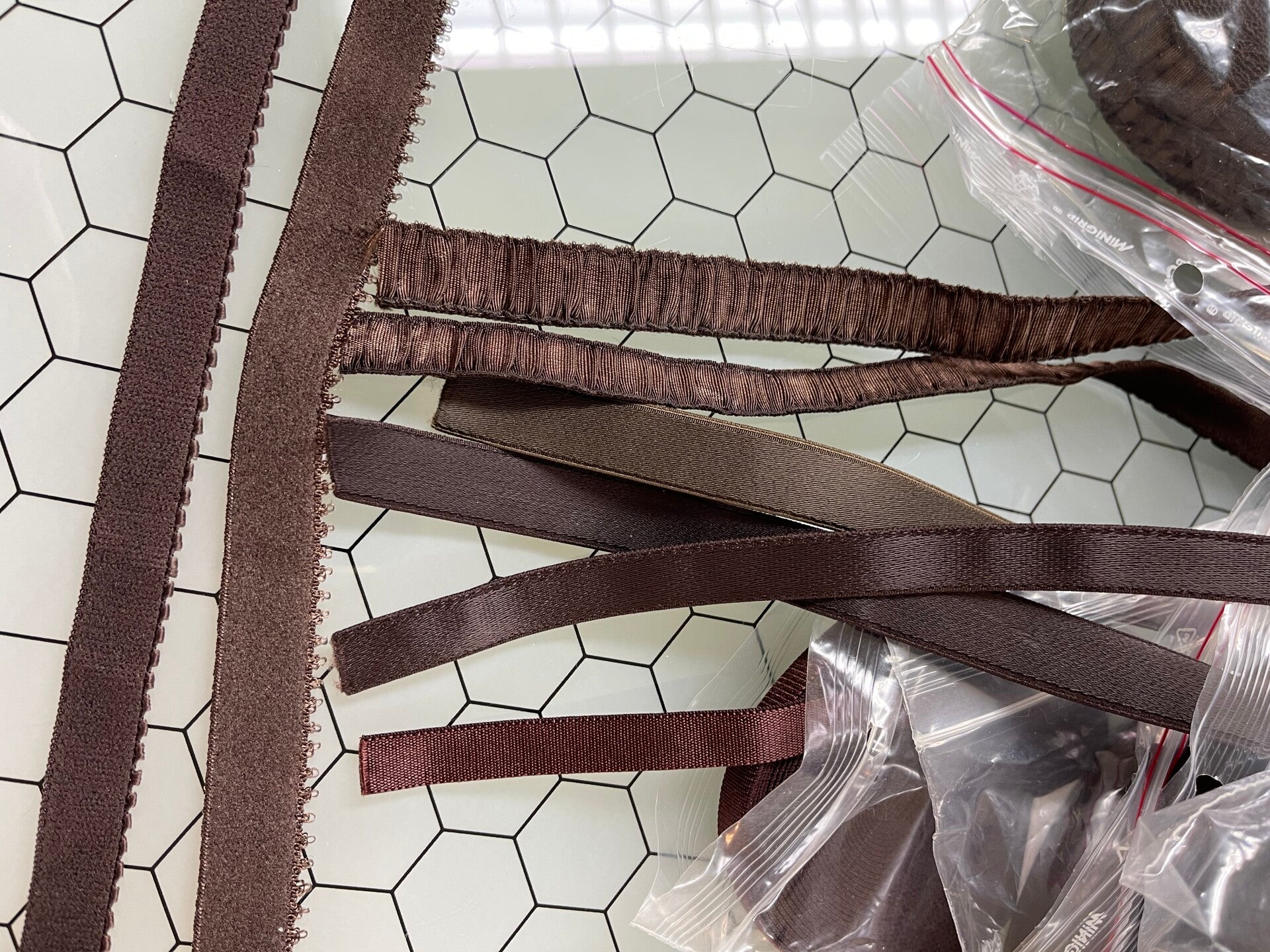 Mix van lingeriematerialen in bruine tinten