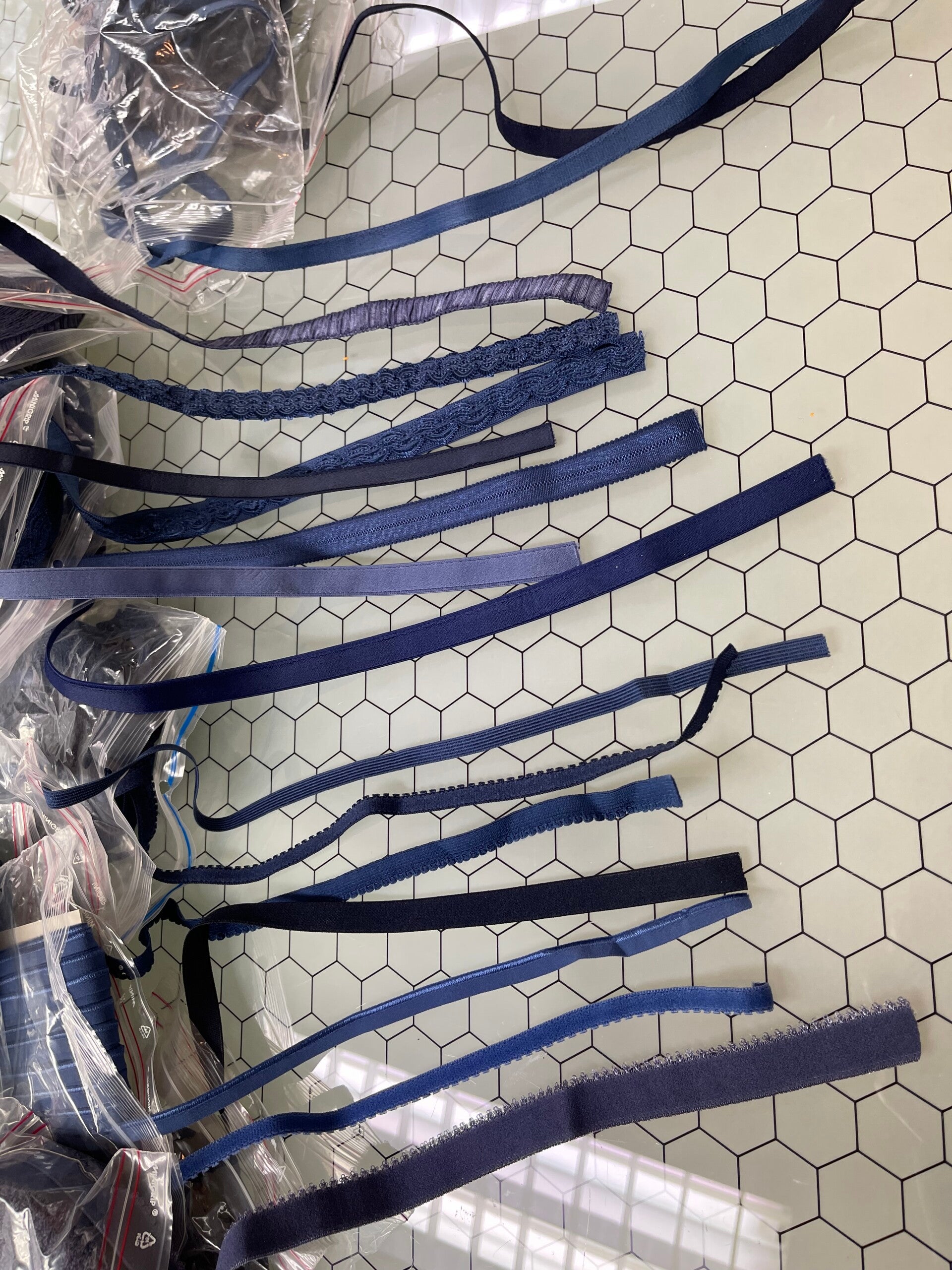 mix 17 zakken donkerblauwe lingeriematerialen