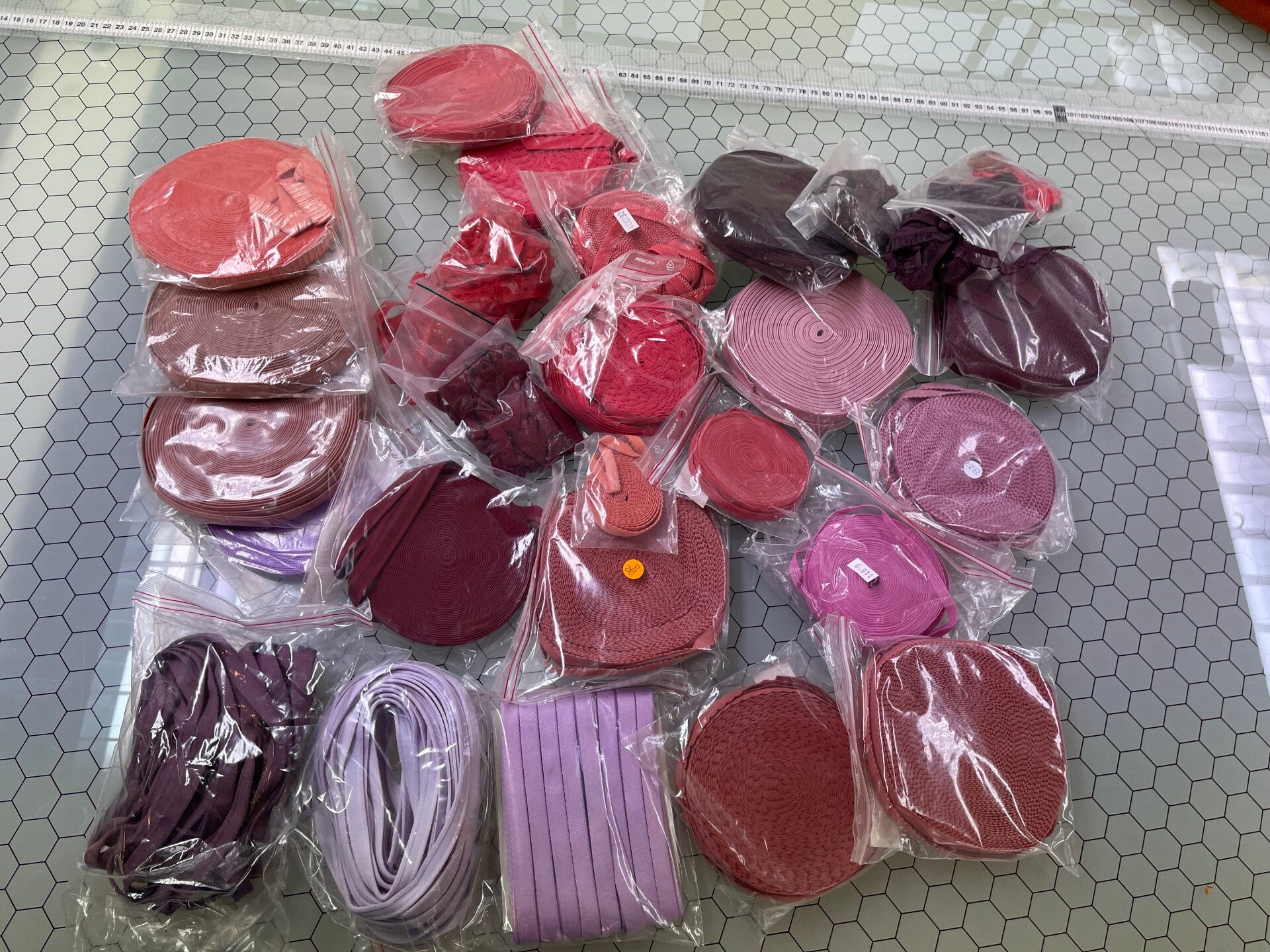 Lingeriematerialen mix rood, roze en lila