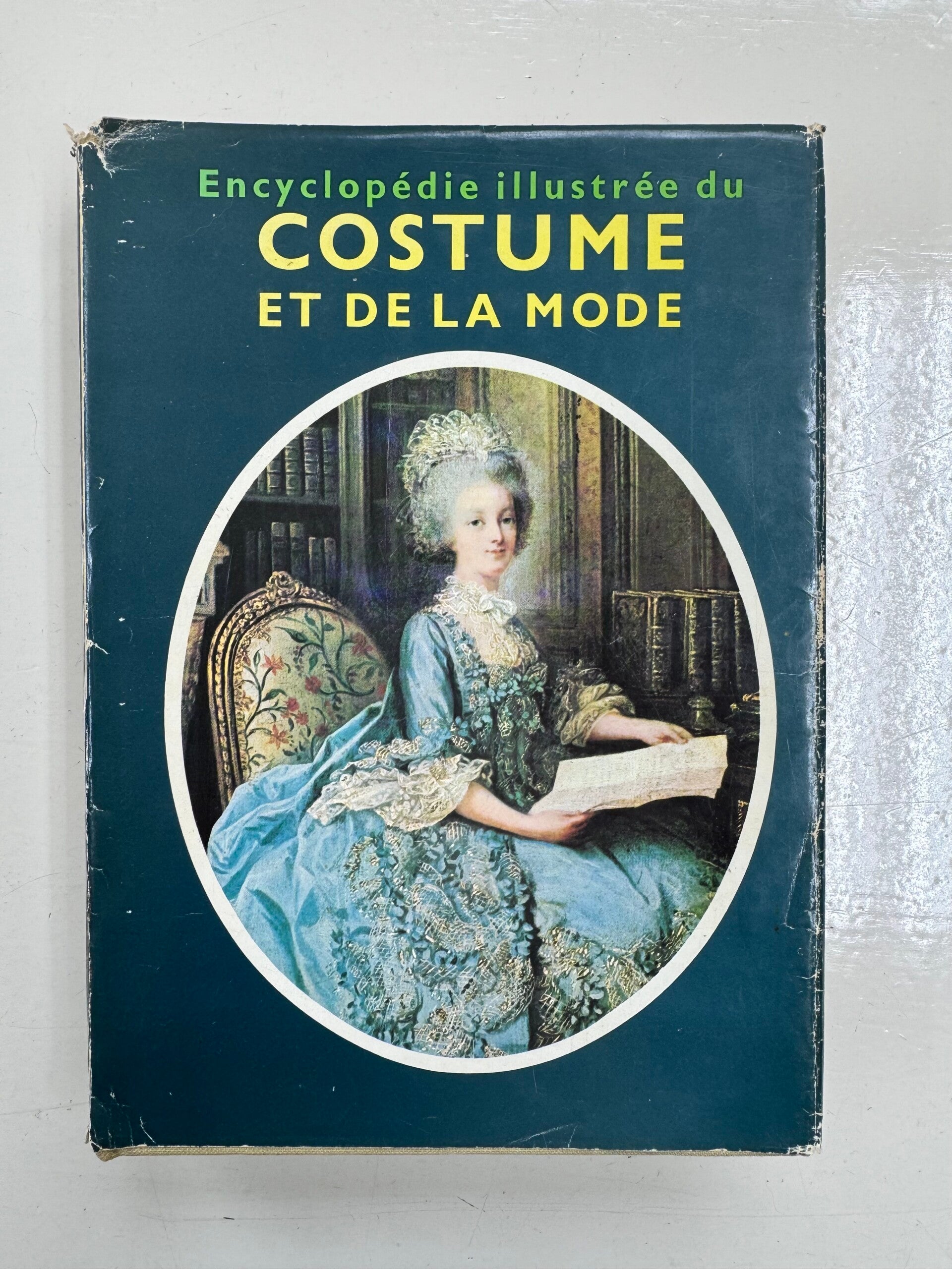 Encyclopédie illustrée du Costume et de la Mode