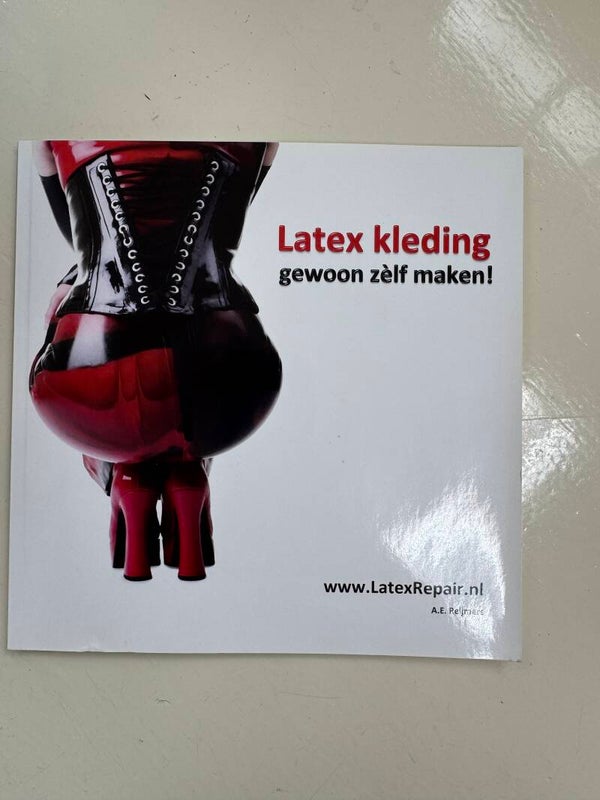 Latex kleding gewoon zelf maken – A.E. Reijmers