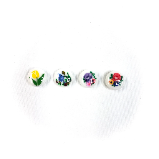 Kleine witte knopen met handgeschilderde bloemen