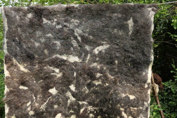 Handgevilte wand- of vloerkleed van grijze Rackawol – 110 x 140 cm – Natuurlijk, sfeervol en uniek