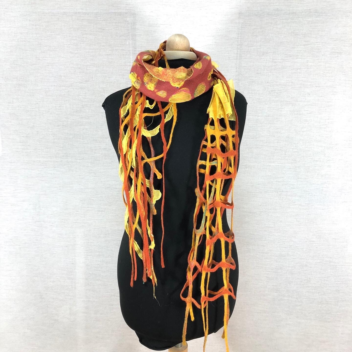 Handgevilte sjaal in herfstkleuren