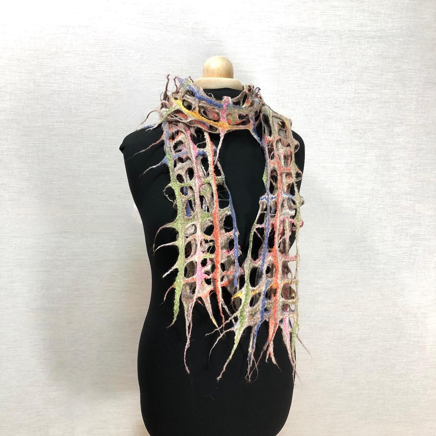 Luchtige handgevilte sjaal