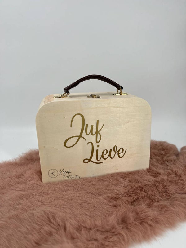 Houten kist met lederen handvat