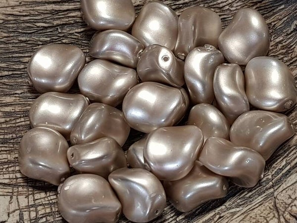 04. Swarovski Pearl 9x8mm Platinum / 25 pcs
