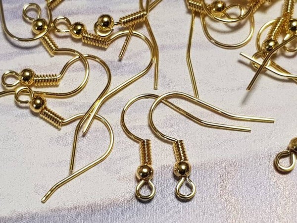 07. Oorhaak met spiraal bol. Goudkleurig 2 x 2 cm/ 10 paar