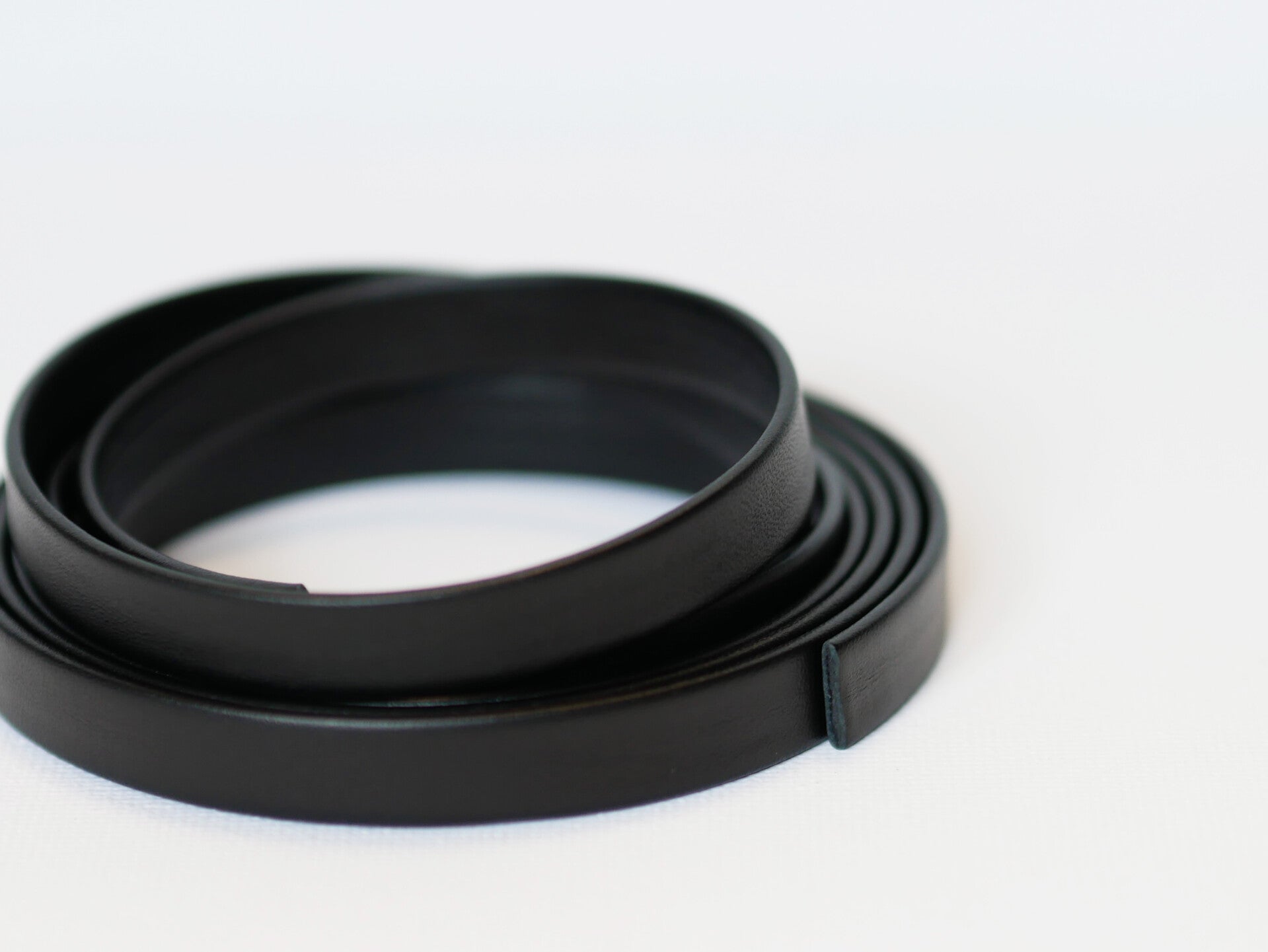 Lederen band plat plat 10x2mm Zwart per 20cm