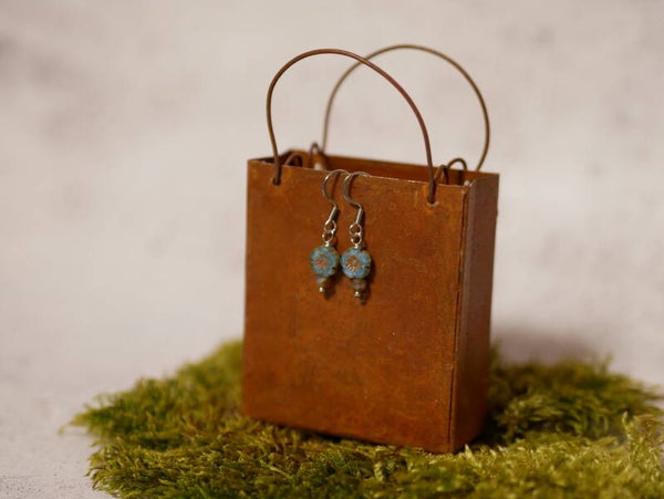 29. Pakketje oorbellen met 7mm Lt blauw bloemen glaskralen