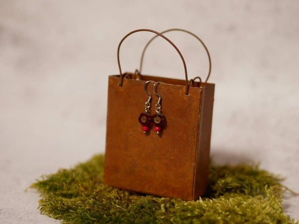 30. Pakketje oorbellen met 7mm rood bloemen glaskralen 1,70€