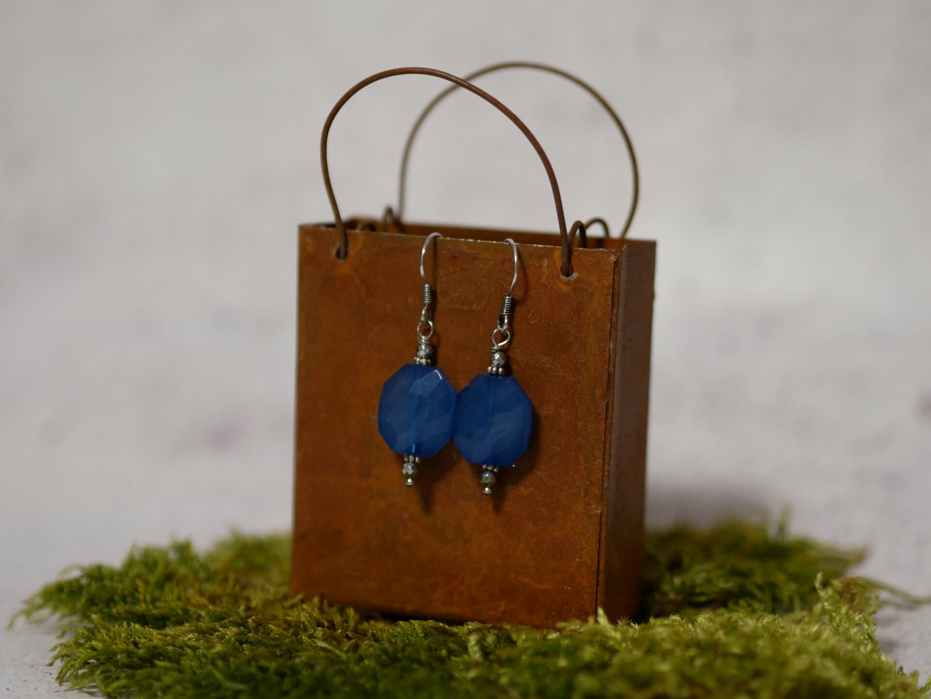 01. Pakketje oorbellen blauw resin met facet kralen
