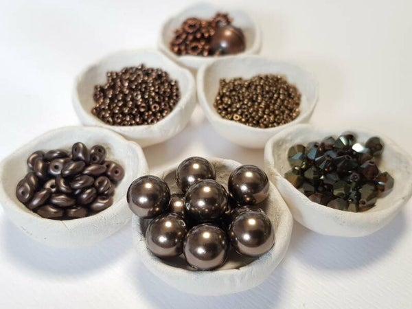 Pakketje halsketting MaOla Lt bruin 