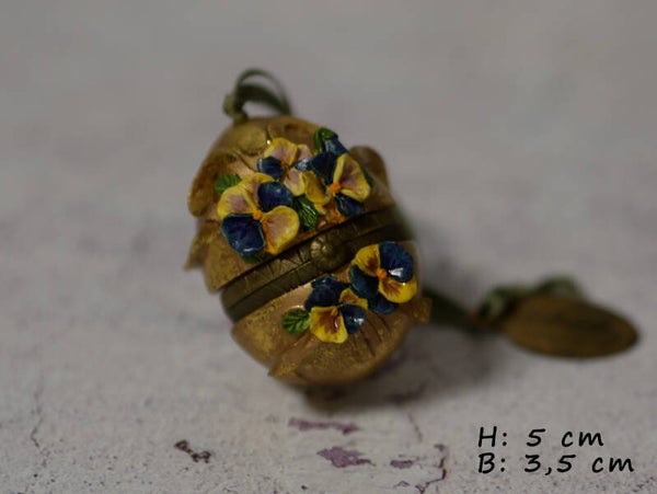 surprise egg in resin 001