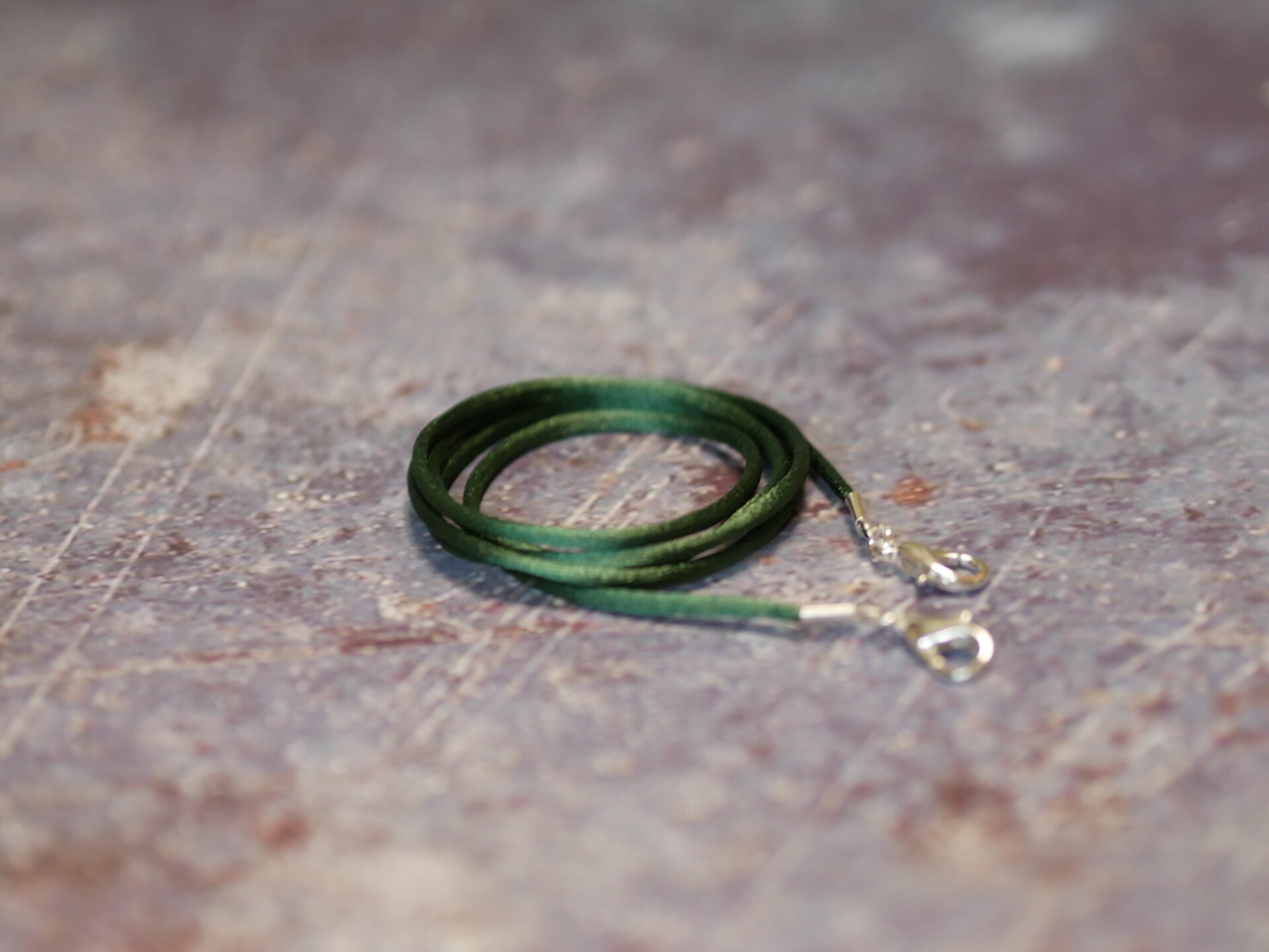 Afgewerkte mondmasker ketting met satijnkoord groen