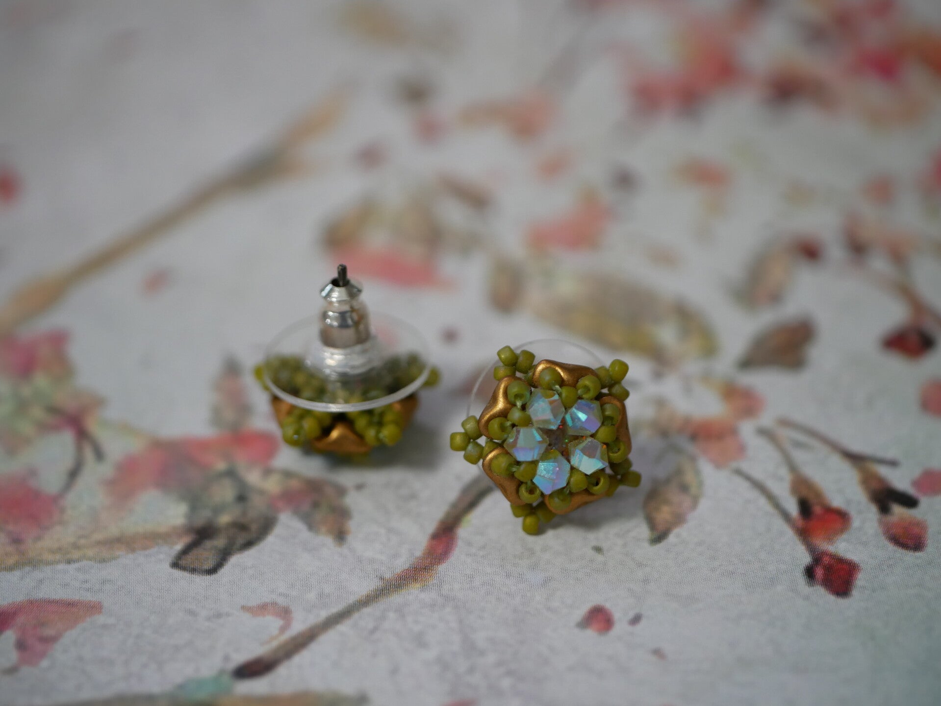 06. Bloem oorbellen met Swarovski en Super8 /Goud-geel