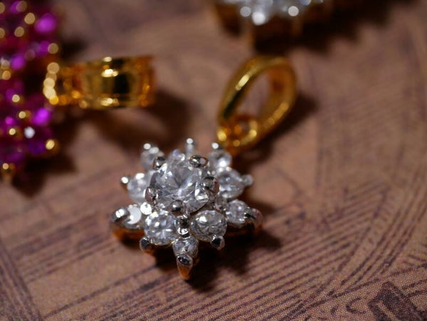 Goud keurig hanger met Transparant zirkonia steentjes./ bloem