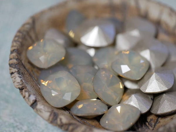 4470 Swarovski Square 12mm / Sand Opal