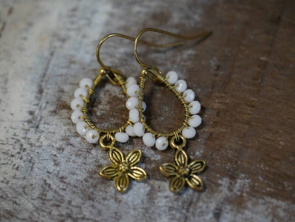 Wire Earrings with 3mm facet beads./ Off white 001