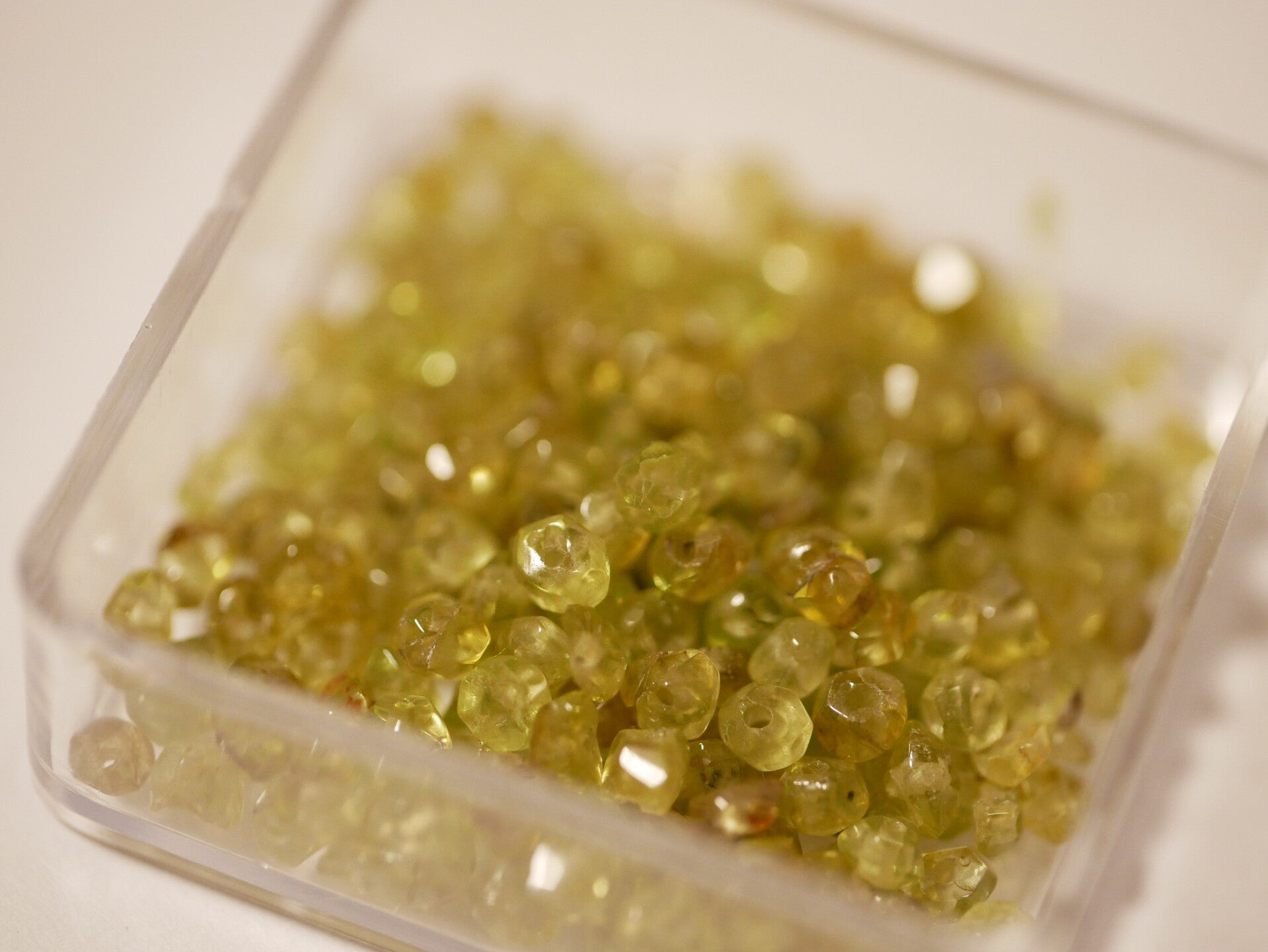Natural stones 2 mm chips/ Peridot