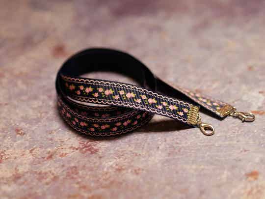 Afgewerkt mondmasker ketting DK blauw  1,5 x 64cm