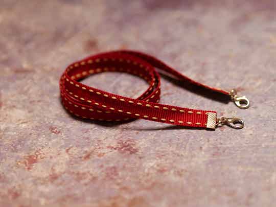 Afgewerkt mondmasker ketting Rood  1 x 64cm