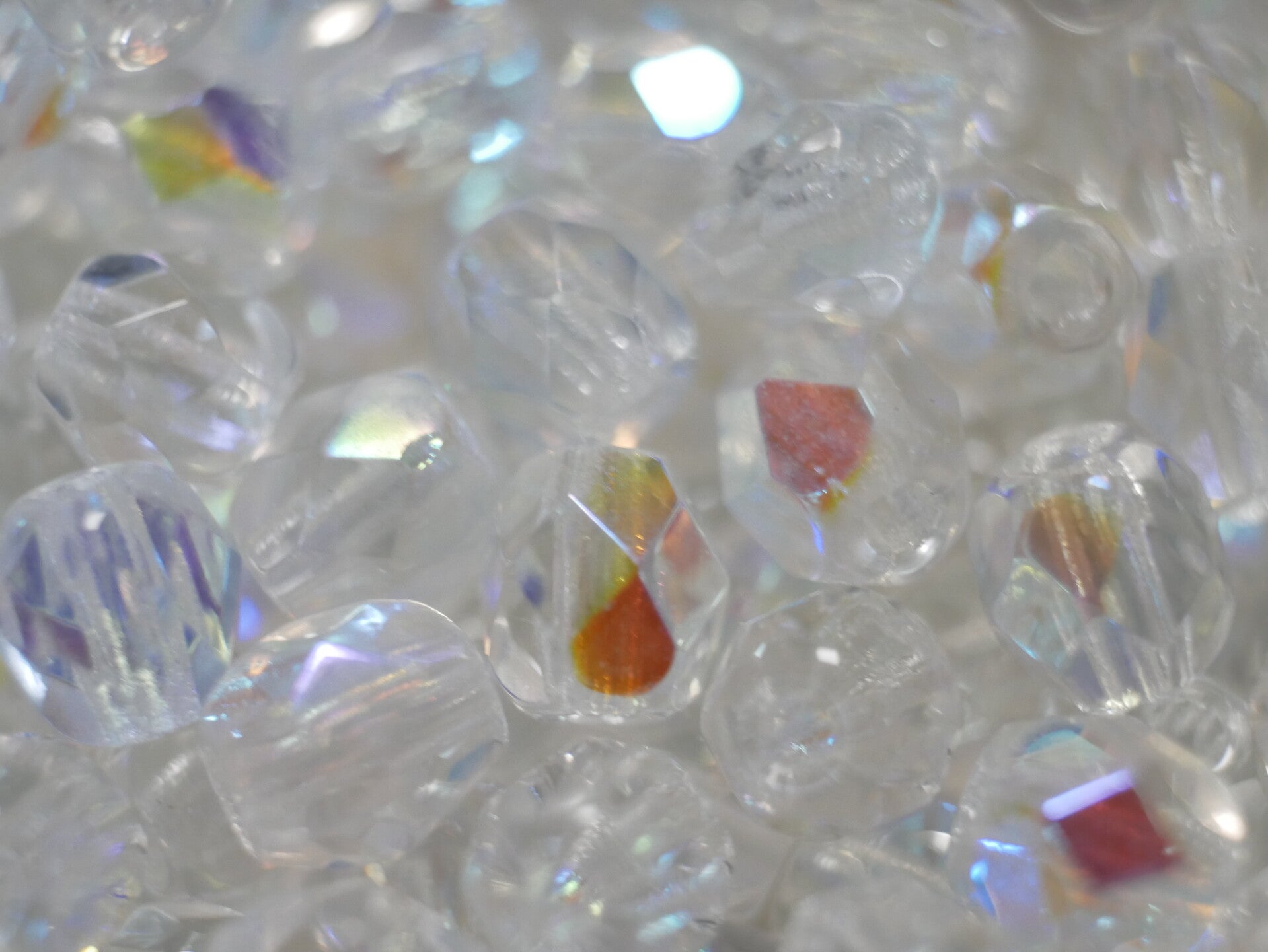 02.  Facet kralen  4 mm Crystal AB/ 100st