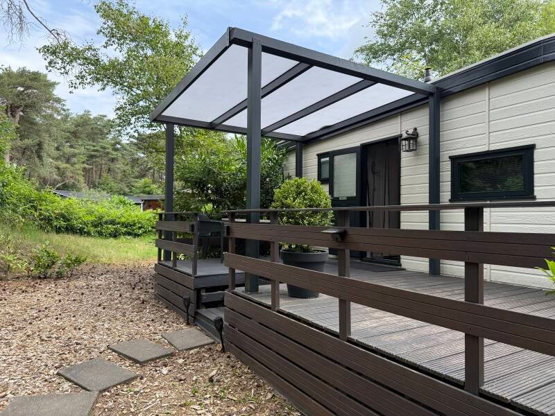 Terras met overkapping chalet 