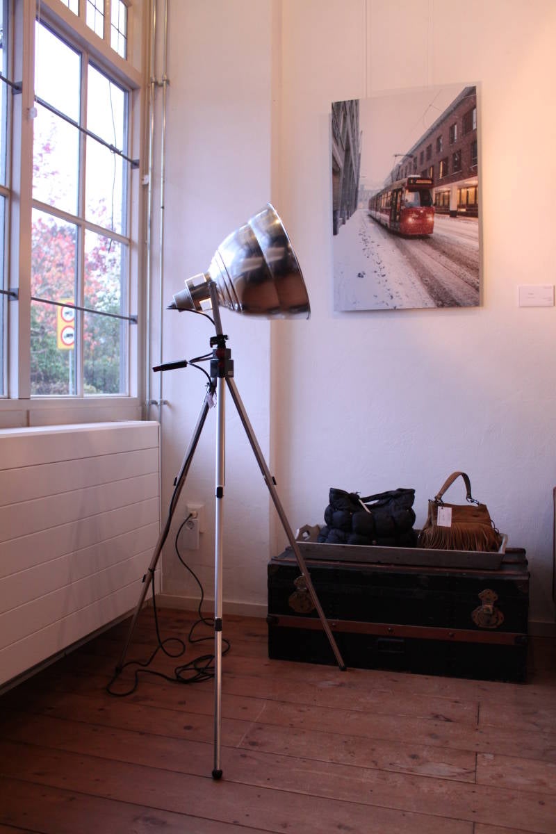 Industriële vloerlampen, tassen, hutkoffer en kunst