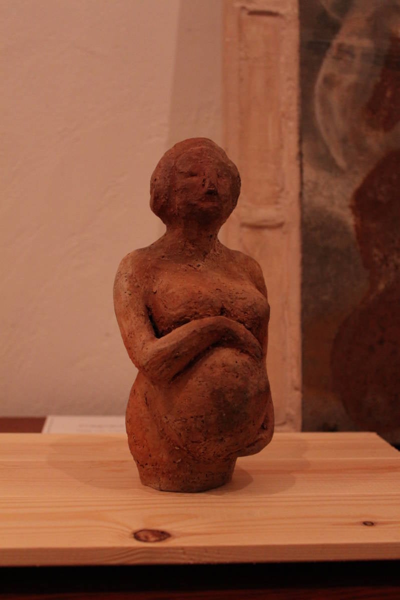 Kunst: zwangere vrouw in keramiek. Leuk cadeau!