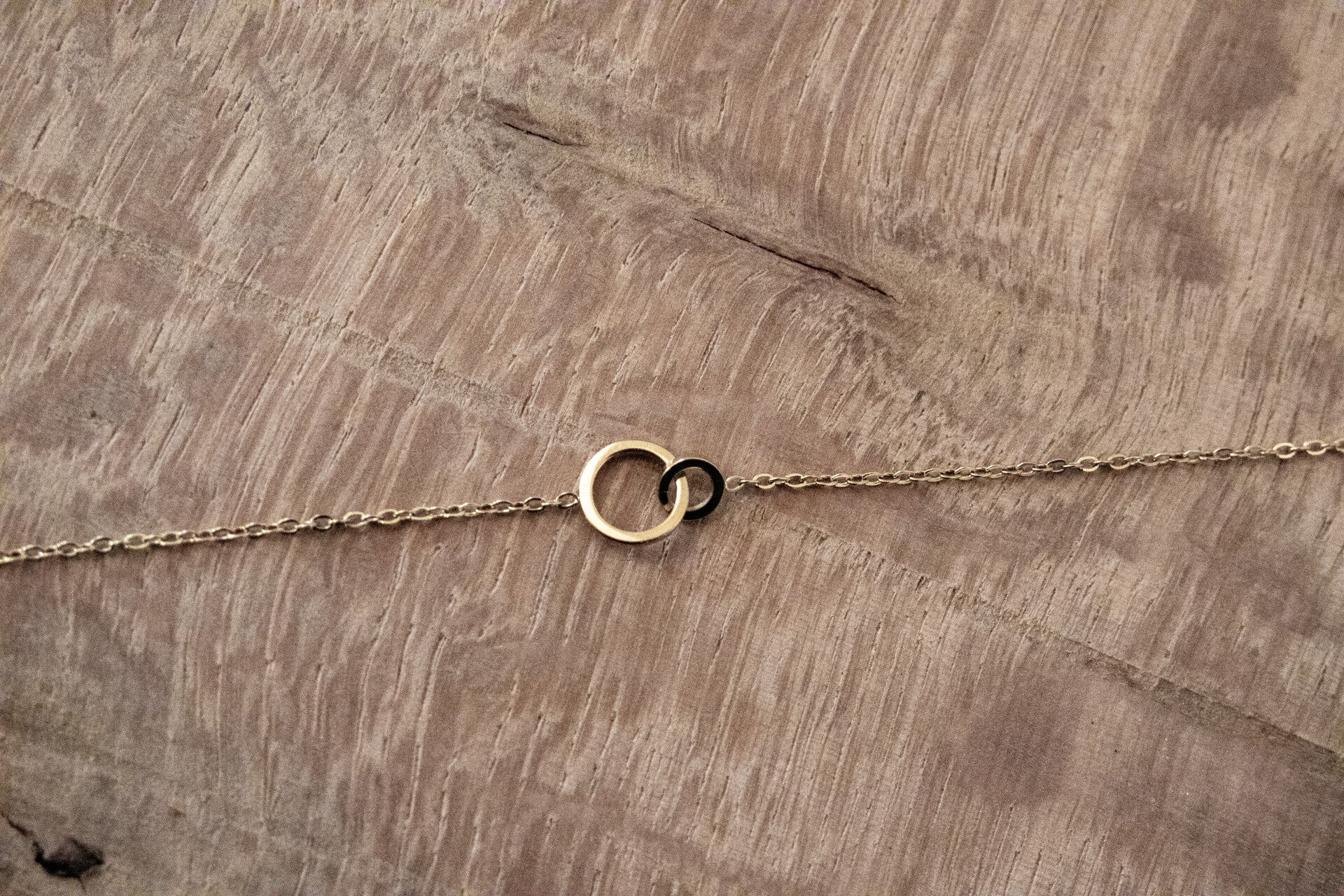 Connected bracelet gold